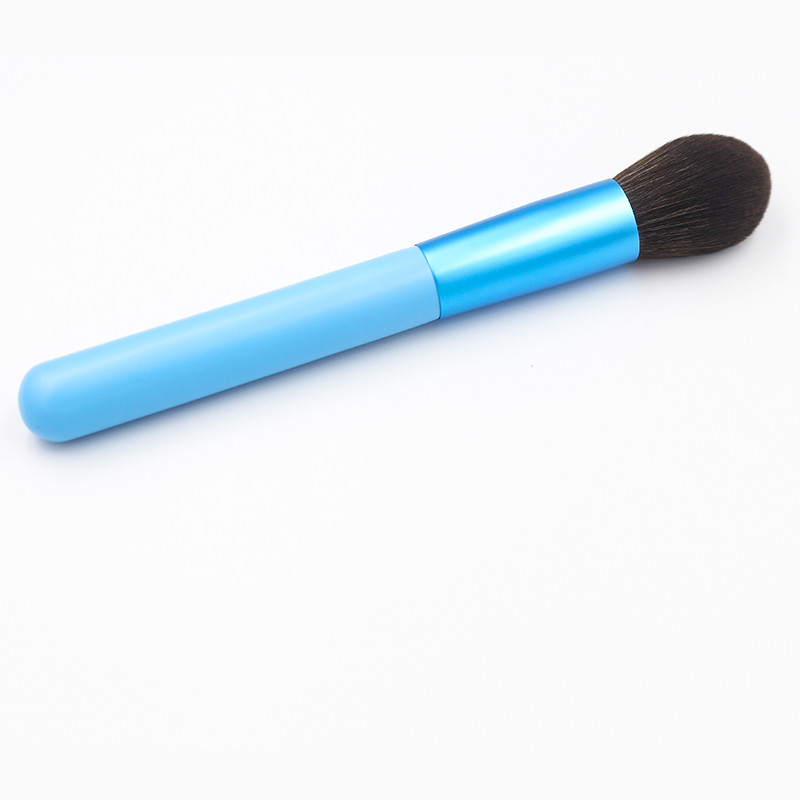 Alice Blue Single Blush Brush Contoured Brush with Wood Handle