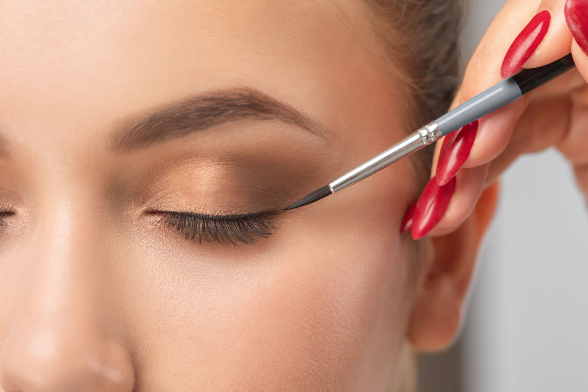 thin angled eyeliner brush